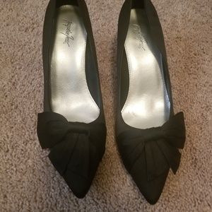 Womens black pointed toe heels with bow size 7